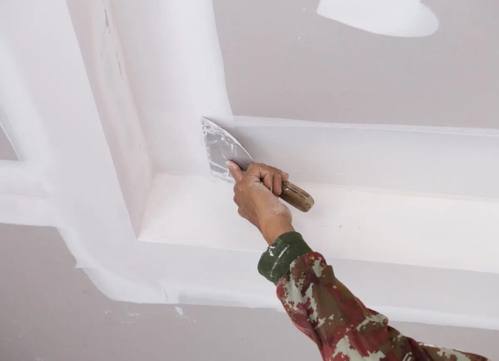 imgi_211_hand-of-worker-using-gypsum-plaster-ceiling-joints-picture-id637855762